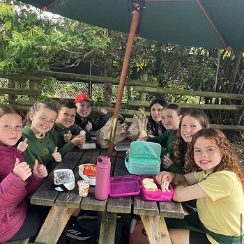 Plant yn bwyta picnic yn sw gaer