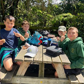 Plant yn bwyta picnic yn sw gaer