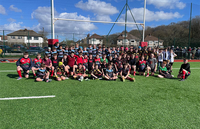 A rugby team with children from schools around Eryri in Cardiff on the rugby field